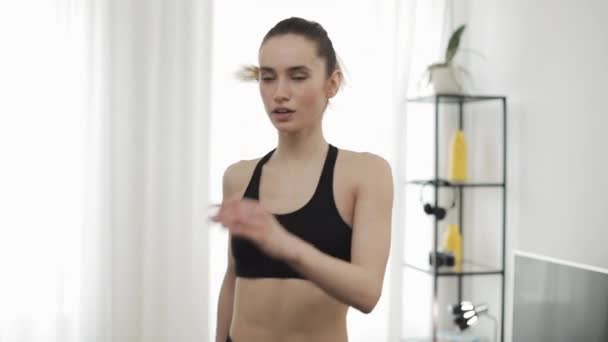 Porträtt av unga kvinnor efter träning hemma. Fitness Girl tittar in i kameran. Slow motion. Hälsosam och sport livsstil. — Stockvideo