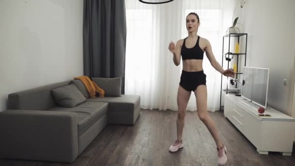 Jovem fazendo exercícios de fitness para um estilo de vida saudável em casa. Movimento lento. Vida saudável e desportiva . — Vídeo de Stock