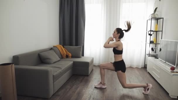 Mujer joven haciendo ejercicio físico para un estilo de vida saludable en casa. En cámara lenta. Estilo de vida saludable y deportivo . — Vídeo de stock