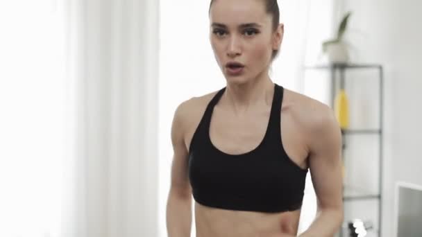 Portrait de jeunes femmes après une formation à domicile. Fitness fille regardant dans la caméra. Au ralenti. Mode de vie sain et sportif . — Video