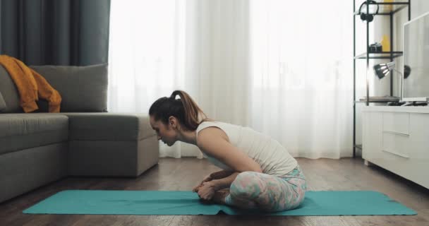 Wanita muda melakukan yoga di rumah. Gaya hidup sehat dan olahraga. — Stok Video