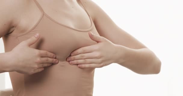Žena kontroluje prs kvůli známkám rakoviny prsu. Zdravotní a savčí koncept. Zavřít. — Stock video