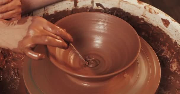 Potter v hrnci si vyrábí keramický výrobek pomocí svých rukou a keramických nástrojů. Zavři to. Ručně vyrobené, řemeslné. Jíl červený. — Stock video