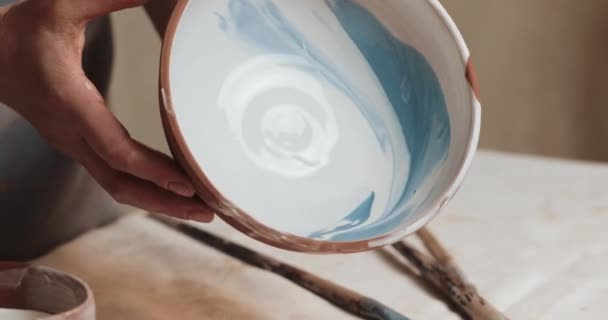 Skilled smalto vasaio copre la tazza di argilla rossa. Chiudere. Processo. Laboratorio di ceramica . — Video Stock