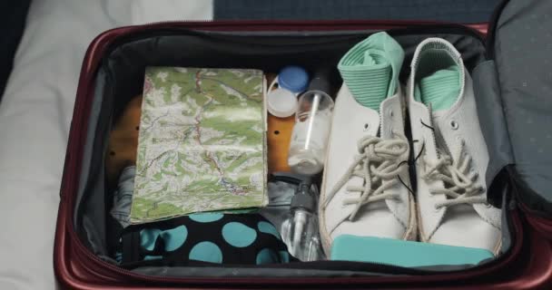 Femmes mains valise pour un voyage sur le lit à la maison. Préparatifs de voyage . — Video