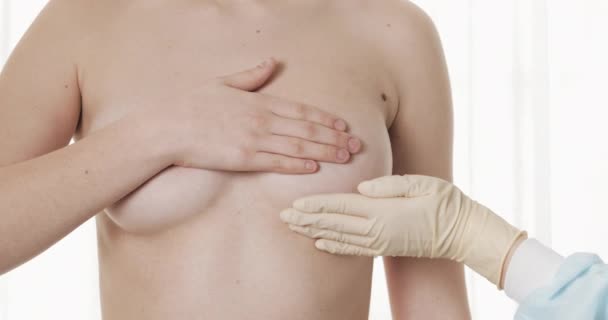 Doktor kontroluje ženský prsa v nemocnici. Prevence rakoviny prsu. Zavřít. — Stock video