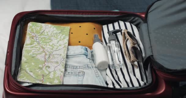 Femmes mains valise pour un voyage sur le lit à la maison. Préparatifs de voyage . — Video