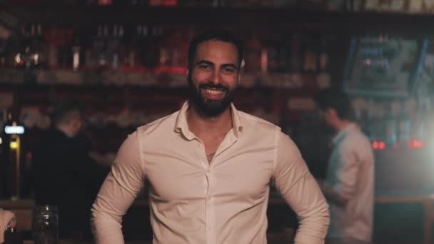 Portrait d'un homme attrayant souriant regardant la caméra dans un bar ou un pub de bière. Concept de jeunesse, d'amitié et de repos . — Video