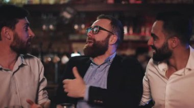 Üç eski arkadaş fıçı bira içiyor ve spor barında konuşuyor. Arkadaşlar gülmek ve bira pub haberleri tartışmak.