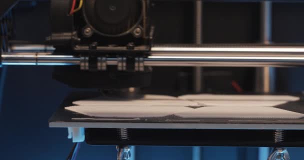 Stampa su stampante 3D con filamento di filo di plastica. Moderna macchina da stampa 3D. Da vicino. . — Video Stock