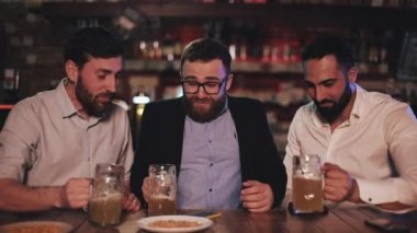 Üç eski arkadaş fıçı bira içiyor ve spor barında konuşuyor. Arkadaşlar gülmek ve bira pub haberleri tartışmak.