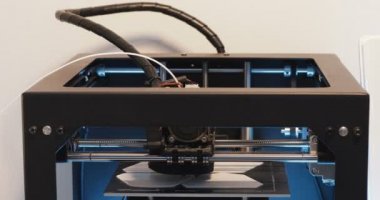 Plastik tel filament ile 3d yazıcıya baskı. Modern 3d baskı makinesi.