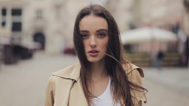 Ritratto di attraente femminile graziosa ragazza in piedi in città sfondo girando testa a macchina fotografica . — Video Stock