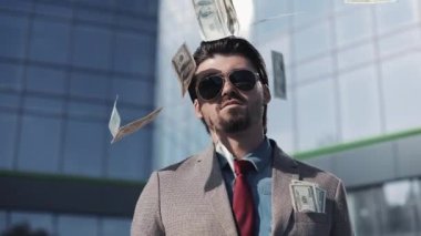 Modern Takım Elbiseli Zengin Adam Ofis Binası yakınındaki Sokakta Duran Güneş Gözlüğü Giyen Para Yığınları Close Up Falling Ofis Binası