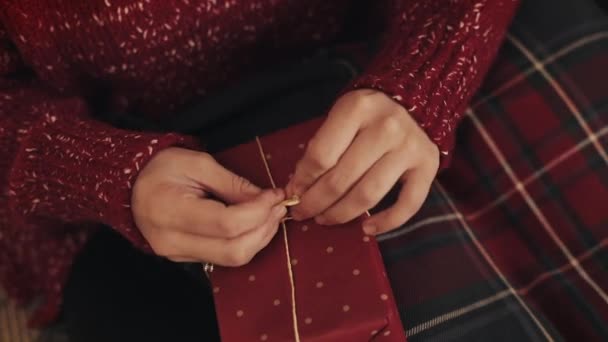 Närbild på Womans händer slutföra jul röd present Box Bandaging tejp och bunden i en båge Holding Box koncept för semester och nyår. — Stockvideo