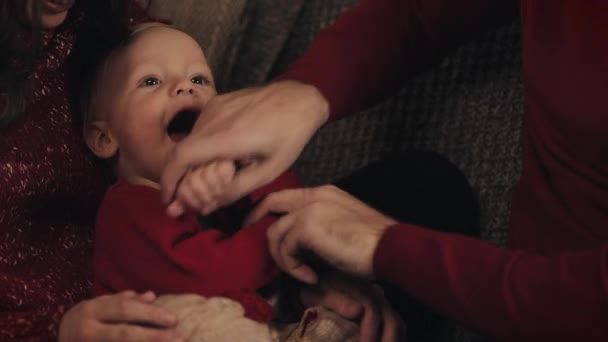 Close-up van schattige kleine lachende baby jongen vader spelen met hem Crossing handen gelukkig samen concept van familie vakantie en Nieuwjaar. — Stockvideo