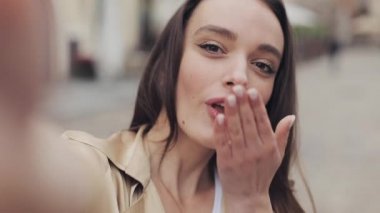 Mutlu Pretty Girl Selfie veya Bir Video Call Yapma Gülümseyen ve Kamera Içine Gülen Bir Öpücük Sallayarak Merhaba Üfleme.