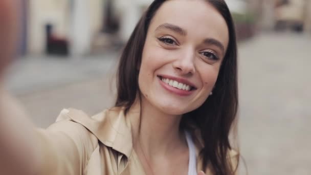 Happy Pretty Women Fare selfie o una videochiamata Sorridere e ridere in macchina fotografica Saluto Ciao . — Video Stock