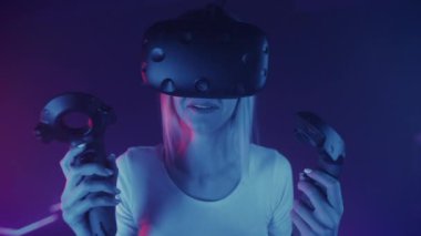 Sanal Gerçeklik Gözlüklü Genç Beyaz Kız Gözlüklü Gözlüklü Geleceğin Neon Işıkları Arkaplanında Korkmuş ve Üzgün Görünüyor. Sanal Gerçeklik, Teknoloji Konsepti. Kapat..