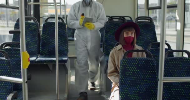 Ponto de controlo da temperatura nos transportes públicos. Trabalhador médico em traje de proteção usando tablet e passageiro de triagem ao encontrar menina com febre. Conceito de epidemia e coronavírus . — Vídeo de Stock