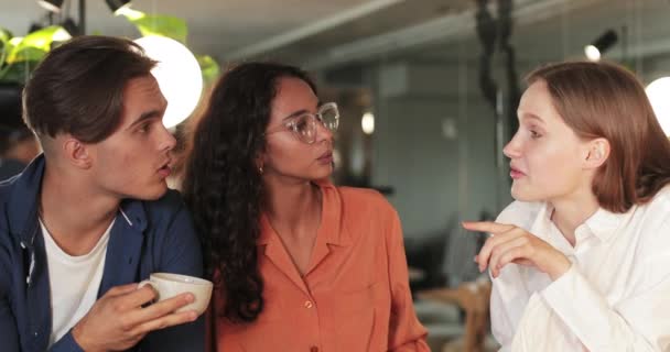 Close-up zicht op jonge multi-etnische startupers bespreken idee tijdens het drinken van koffie in modern restaurant. Millennial succesvolle mensen communiceren tijdens het doorbrengen van tijd samen. — Stockvideo