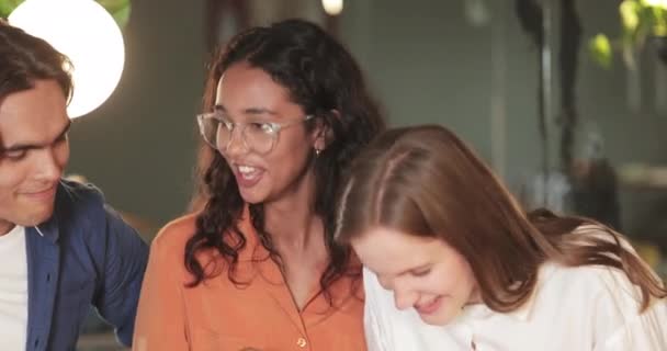 Crop view de jeunes amis joyeux riant et s'amusant dans le café. Groupe de personnes gaies millénaires passer du bon temps ensemble. Concept d'amitié et d'émotions positives.