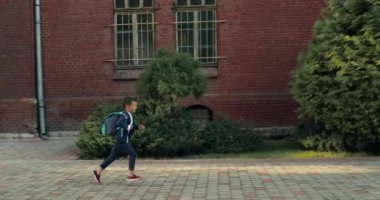 Takım elbiseli bir adamın okuldan sonra oğlunun etrafında dönüp onu beklemesi. Dersten sonra sırt çantalı küçük çocuk koşuyor ve babasını kucaklıyor. Aile kavramı.