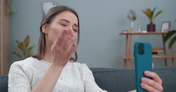 Close-up uitzicht op dove vrouw die video-gesprek en tonen met gebarentaal zin Ga voor koffie. Vrouwelijke persoon glimlachend en met behulp van mobiele telefoon voor communicatie. Gehoorverlies. — Stockvideo