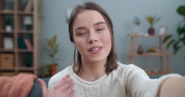 Genç bir kadının video görüşmesi yaptığı ve akıllı telefonun ön kamerasını kullandığı yakın plan görüntüler. İşaret diliyle konuşan güzel bir kadın senin için seviniyor. Sağır sakatlığı kavramı.