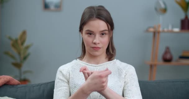 Vista de cerca de la joven mujer que muestra con la frase de lenguaje de señas cambio climático. Mujer bonita con pérdida auditiva mirando a la cámara y diciendo no verbalmente. Concepto de eco. — Vídeos de Stock