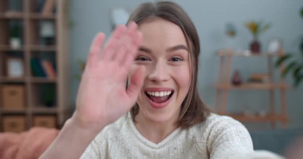 Primer plano de la mujer que tiene videollamada y el uso de cámara frontal del teléfono inteligente. Mujer alegre sonriendo y diciendo con lenguaje de señas Hola, ¿cómo estás?. — Vídeos de Stock