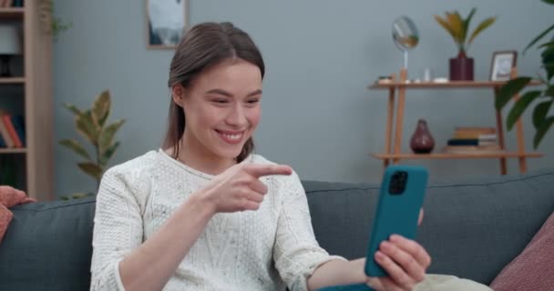 비디오 전화를 받고 수화로 인사하는 쾌활 한 청각 장애인 여성이 어떻게 아름다운 사람이 웃으면서 스마트폰으로 의사소통을 하고 있는 것을 보여 주고 있습니까 ?. 청력 상실에 대한 개념. — 비디오