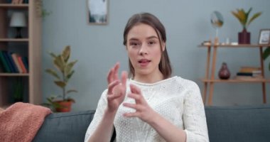 Kameraya bakıp sağır-dilsiz işaret diliyle gezegeni kurtaran kadın görüntüsü. İşitme engelli bir kadın evde kanepede otururken çevre hareketini destekliyor..