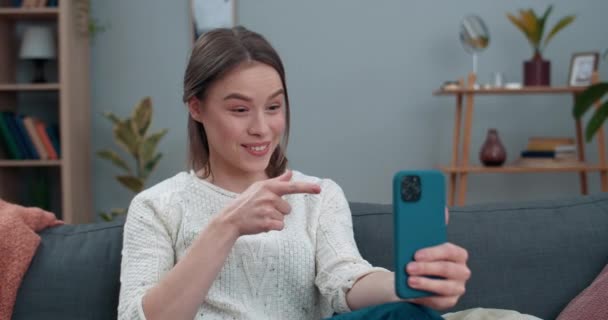 Femme ayant un appel vidéo et disant en langage gestuel Bonjour, comment allez-vous Femme gaie personne souriant et utilisant smartphone pour la communication. Concept de perte auditive, déficience sourde. — Video