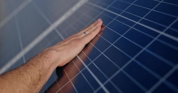 Crop view van mannelijke ingenieur aanraken van fotovoltaïsche elektrische zonnepaneel batterij. Concept van zonnepark, groene hernieuwbare energie en innovaties. Anamorfe lens. — Stockvideo