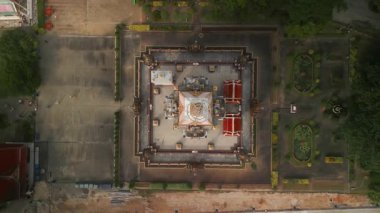 Turistler Wat Chalong bölgesinin avlu manzaralı olduğunu keşfettiler. Tayland 'da kendine özgü ruhani bir yer ziyaretçiler için büyüleyici bir mimari ve sakin bir atmosfer sunuyor.