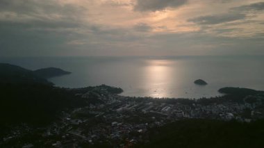 Pahalı deniz gölünün kıyısında limanı olan bir Asya şehri. Gün doğumunun hafif ışığında. Kentsel alan ve vahşi doğanın egzotik deniz kıyısında birleşimi. Tayland 'ın sakin manzarası