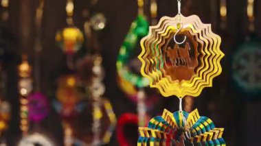 Dükkanda asılı duran atların olduğu parlak bir Noel ağacı süsü. Yeni yılın hayvan sembollü metalik dekoru kış tatili ruhunu sergiliyor. Parlayan oyuncak