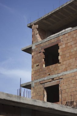 Mavi gökyüzü karşı devam eden inşaat şantiye