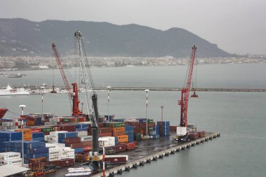 Panoramik bir Salerno ve ön planda çok önemli bir sıralama, bağlantı noktası bir parçası Merkezi İtalya Güney için