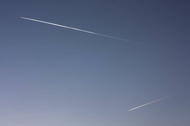 Mavi gökyüzü, yoğunlaşma çizgi üzerinde uçan uçak.