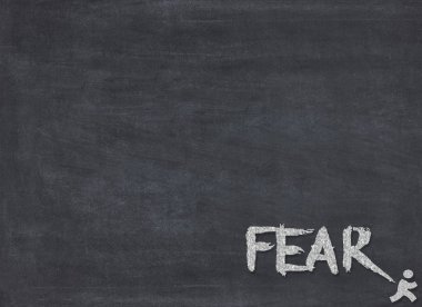 Blackboard küçük adamla kaçıp tebeşir kelime korkuyla. Kavramsal