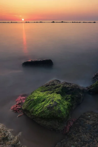 海の上無限の地平線 モスとまつげと石のビーチ 海岸線に波の流れ 日の出前に の朝の雰囲気 — ストック写真