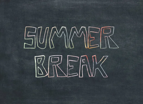 在黑板上写彩色的夏间休息是一个概念的意思 — 图库照片