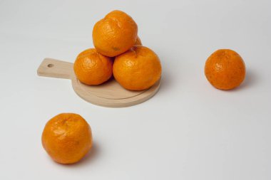 Beyaz arka plan üzerinde izole mandalina bir kavramı ifade