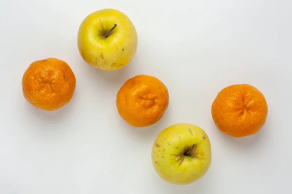 Äpfel Und Mandarinen Auf Weißem Hintergrund Als Konzept — Stockfoto