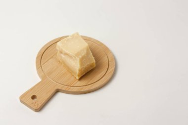 Peynir beyaz zemin üzerine bir kavramı ifade izole parçası