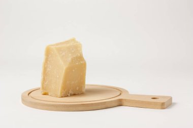 Peynir beyaz zemin üzerine bir kavramı ifade izole parçası