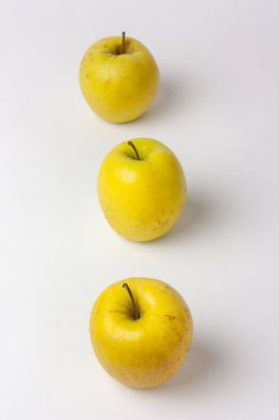 Beyaz zemin üzerine bir kavramı ifade izole sarı elmalar