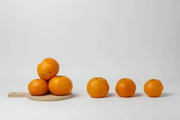 Mandarini Isolati Sfondo Bianco Indicare Concetto — Foto Stock